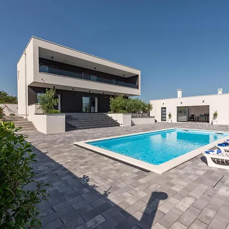 Ruby Rose Zadarvillas