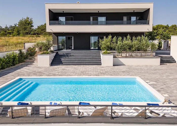 Ruby Rose Zadarvillas *