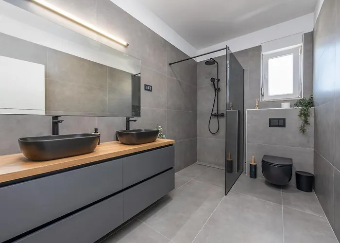 Ruby Rose Zadarvillas *