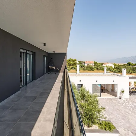 Ruby Rose Zadarvillas *