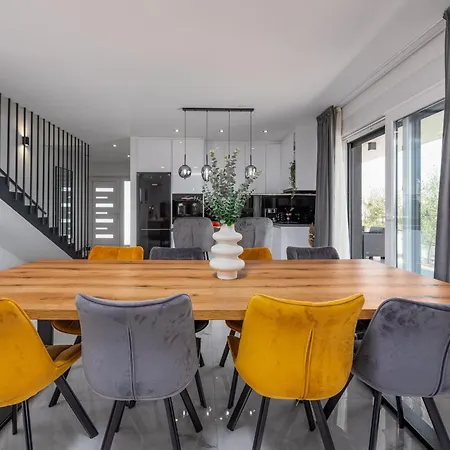 Ruby Rose Zadarvillas *