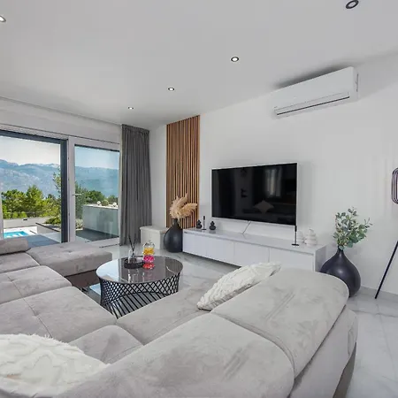 Ruby Rose Zadarvillas