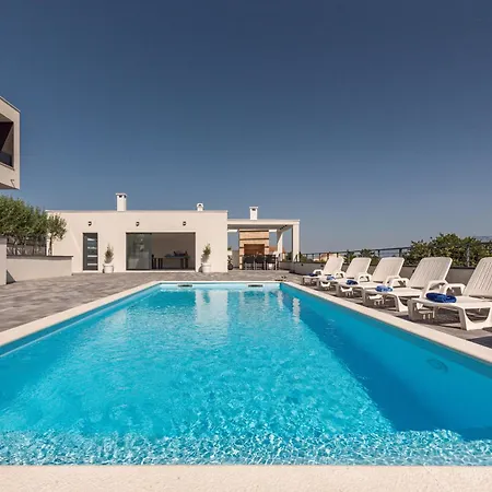 Ruby Rose Zadarvillas Ражанац